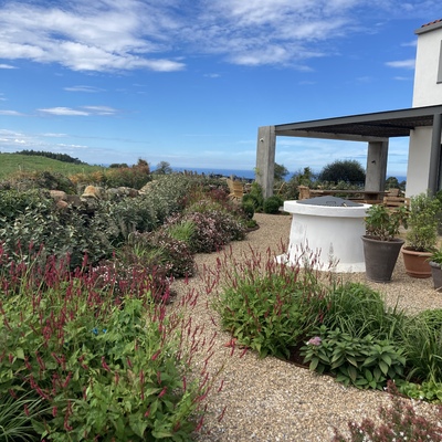 Jardín mediterraneo en el corazón de tazones