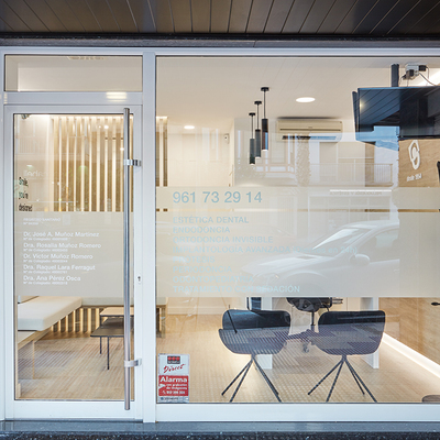 Clínica dental en la plaza Doctor Jose Mongrell 6, Cullera