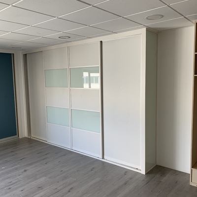 Armario puertas correderas de melamina combinada con cristal
