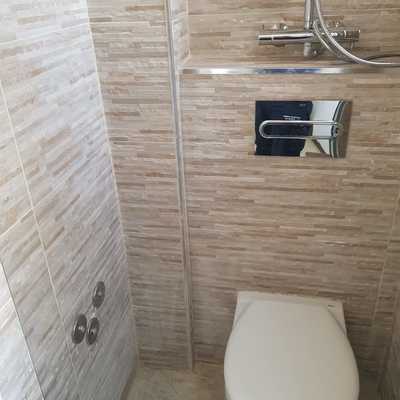 Baño completo con wc suspendido y ducha integrada