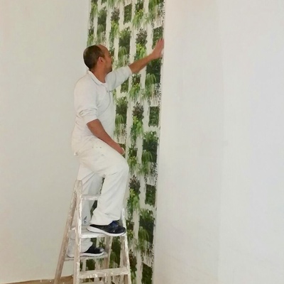 Poniendo el papel de pared