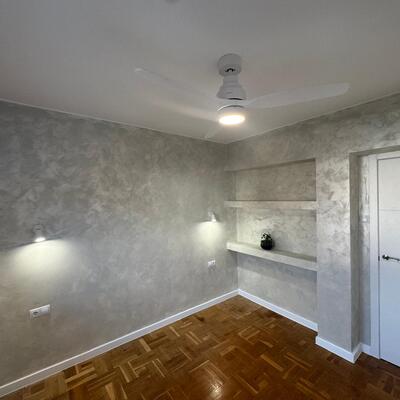 Dormitorio: estantes de pladur y pintura decorativa