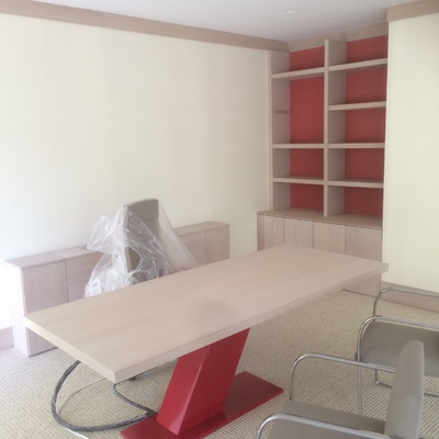 Mesa y estanterías