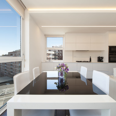 Comedor en una zona diáfana que alberga cocina y salón | Sincro