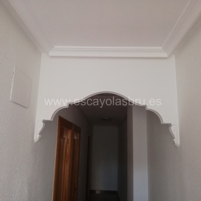 instalación de arco de escayola en pasillo