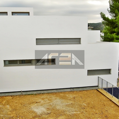 FACHADA DE UNA CASAS DE ESTILO MEDITERRÁNEO