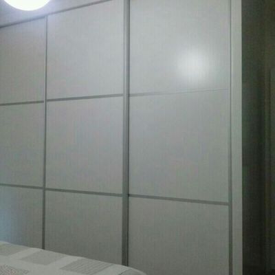 armario moderno con detalles en aluminio