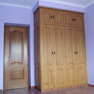 Armario ropero clásico con puertas en rechapado de roble decoradas igual que las puertas de paso. 