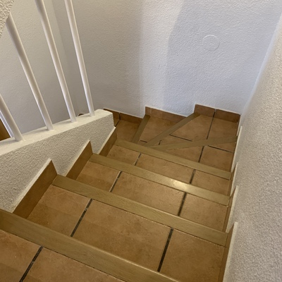 Esmaltado de barandilla y esmaltado de peldaños color nogal efecto madera