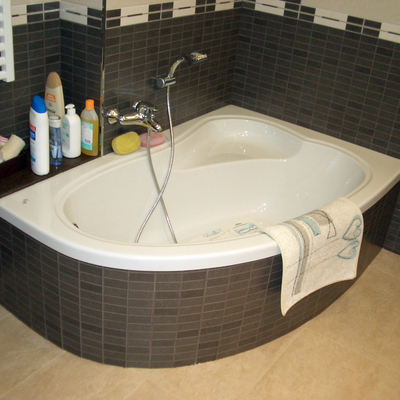 Bañera con faldón alicatado.