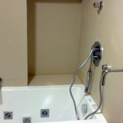 bañera con grifos empotrados