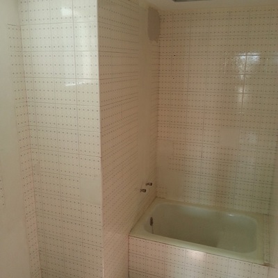 baño antes de refromar en reforma integral piso castelldefels