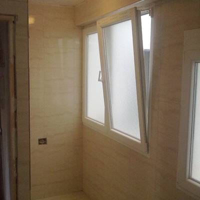 baño,azulejo y ventana
