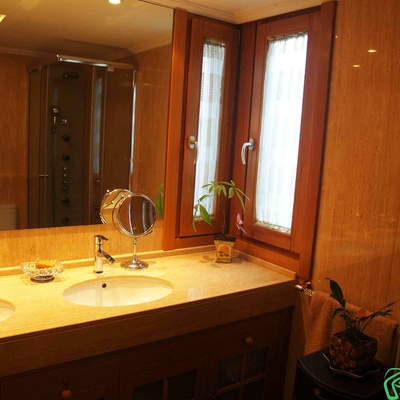 Baño completamente reformado con mármol en Zaragoza