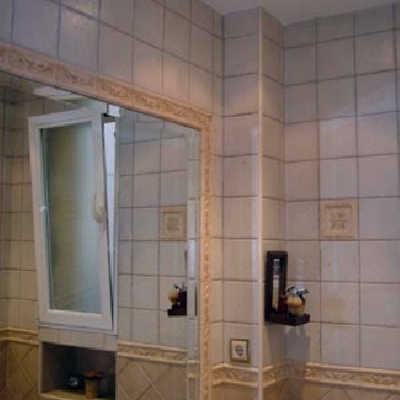 Baño con espejo encastrado.