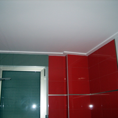 baño con moldura lisa