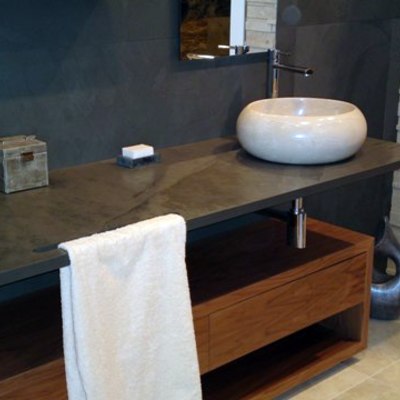 Baño de diseño con encimera suspendida.