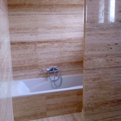 Detalle de baño de dormitorio principal en vivienda unifamiliar en Madrid.