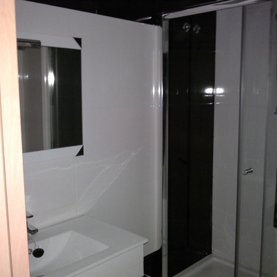 baño negro y blanco