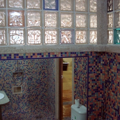 Baño nuevo con pavés de colores