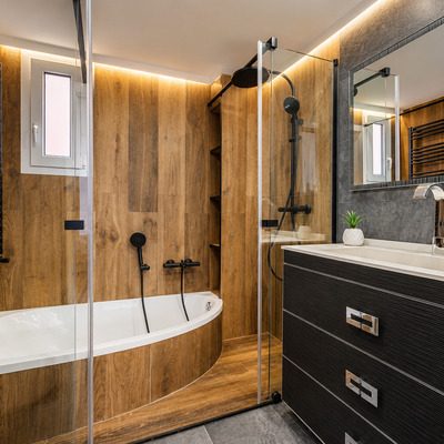 Baño en madera y pizarra con bañera y ducha independientes