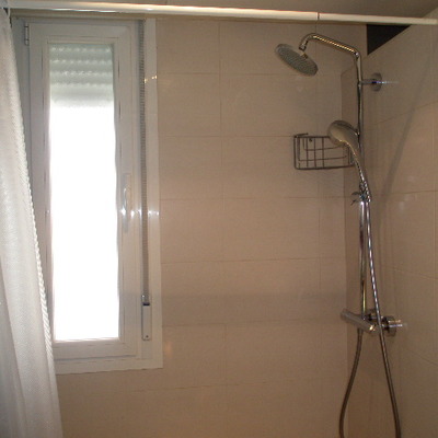 barra regulable de ducha y ventana asolapada con doble acristalamiento y oscilo
