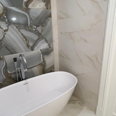 Reforma de baño en Alicante – diseño moderno con bañera y porcelánico