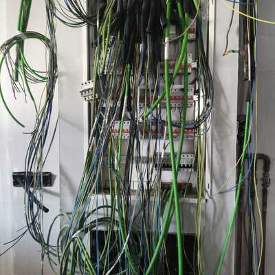 Pulpería en Puerto de Sagunto (Valencia), instalar cuadro eléctrico, con derivación individual trifásica