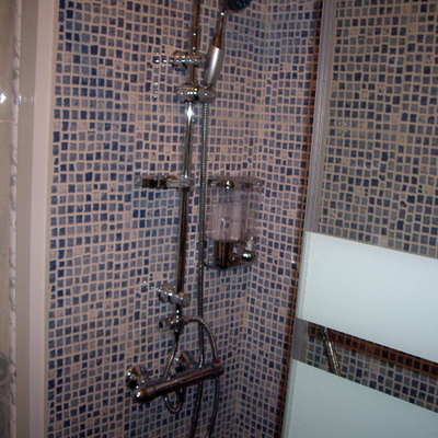 cambio de azulejos por plaqueta de imitacion gresite en zona de plato ducha