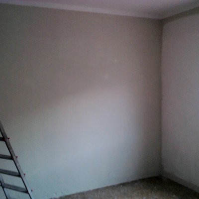 Capa de gris.
