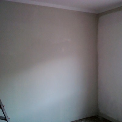 Capa de gris.