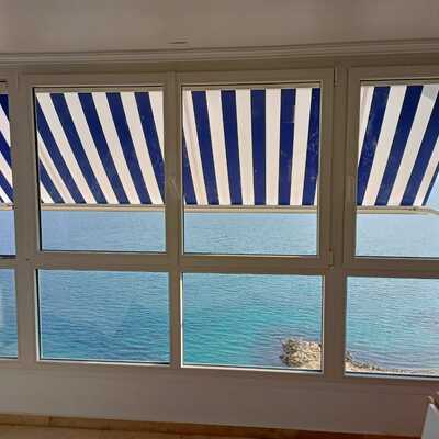 VENTANA DE PVC OSCILOBATIENTE Y TOLDO CON TELA ACRÍLICA