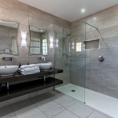 Baño moderno gris