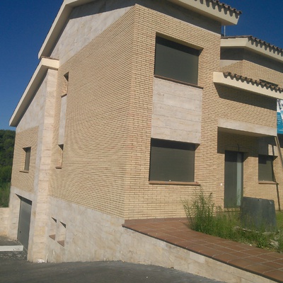 casa independiente de obra vista y mármol 