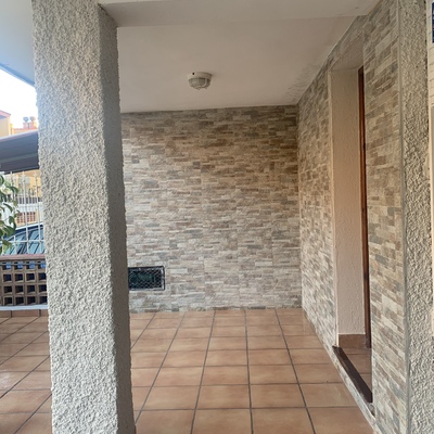 Colocación de ladrillo porcelanico a este porche y lavado de cara de pared en color gris arena