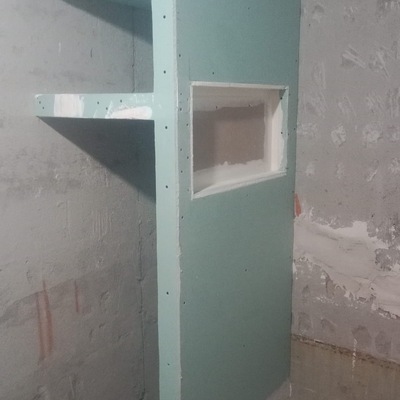 Tabiqué con estanterías y hornacina  en baño