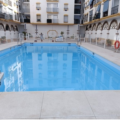 Piscina comunitaria rehabilitada con lámina armada
