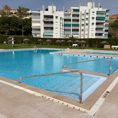 Piscina comunitaria rehabilitada con lámina armada