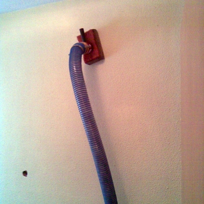 Celulosa rellenando la cámara de la fachada.