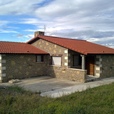 chalet de piedra de una planta