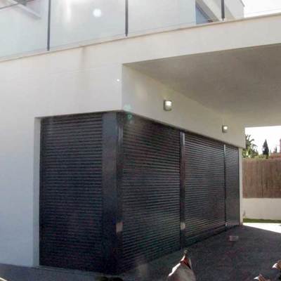 Chalet persianas puertas entrada