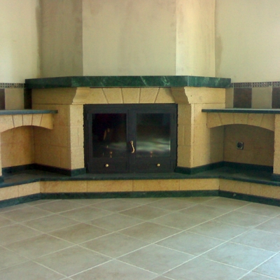 chimenea de piedra amarilla