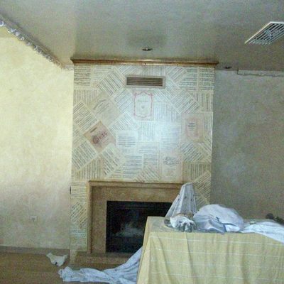 chimenea empapelada con partituras