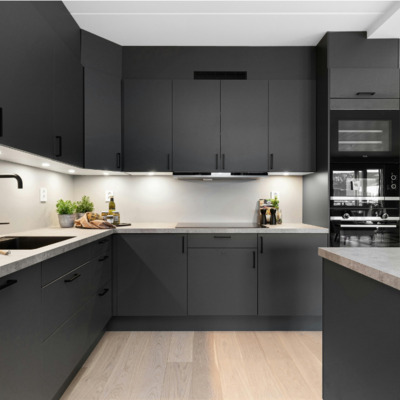 Cocina contemporánea industrial con líneas minimalistas