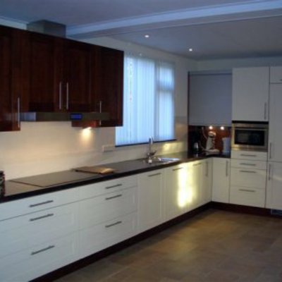Cocina blanco-wengué