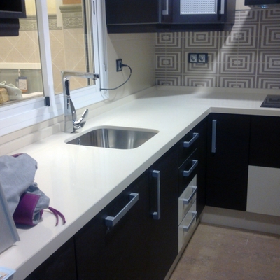 Cocina con encimera de quartzo marca silestone