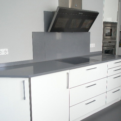 cocina de inducción con campana moderna