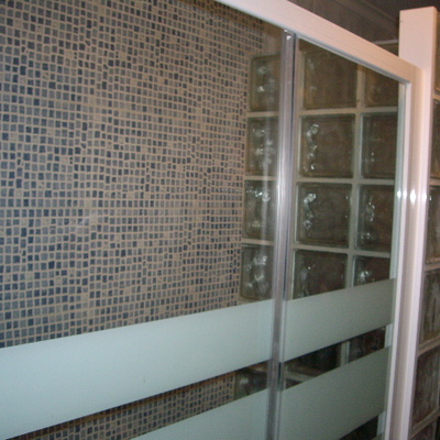 colocacion de paves y mampara de cristal