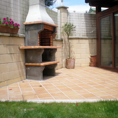 Colocación de pavimento y barbacoa en jardin
