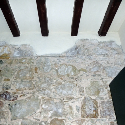 Colocación de piedra con vigas de madera en interior